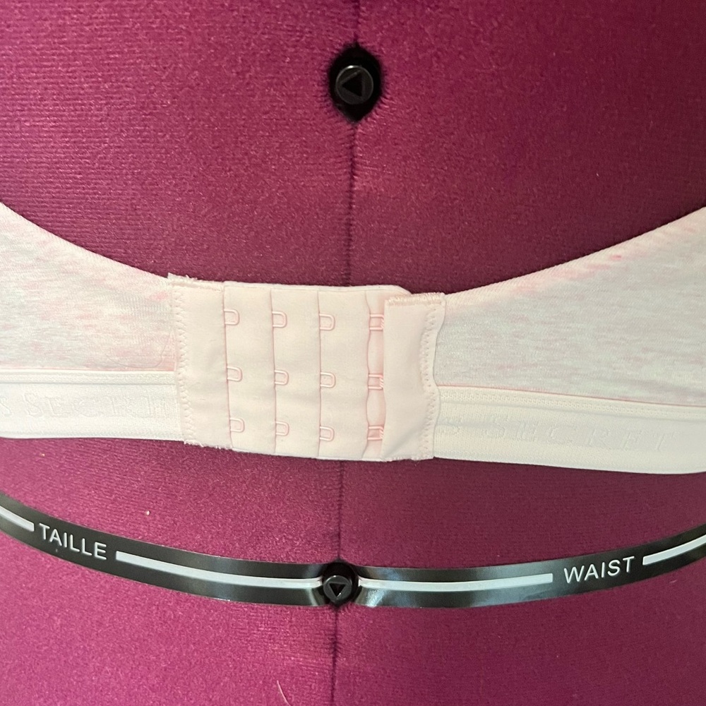 THE T-SHIRT Victoria’s Secret 40C
Lightly Lined Wireless Cotton Bra - Picture 7 of 13